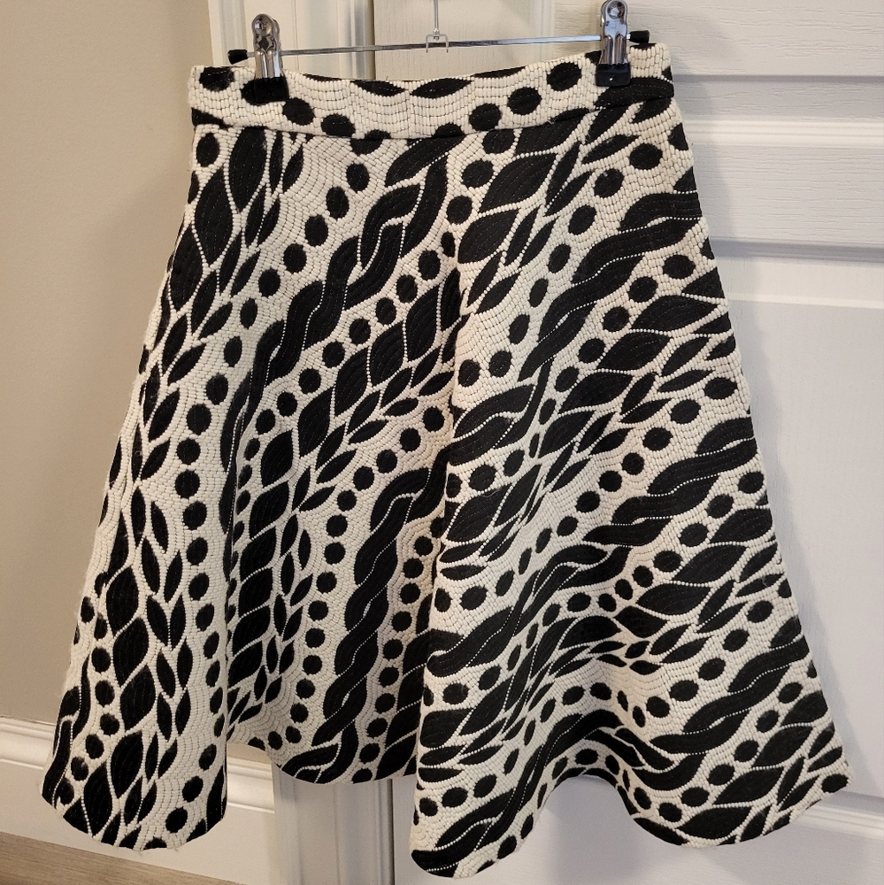 Network black and white wool skirt. Size 34
